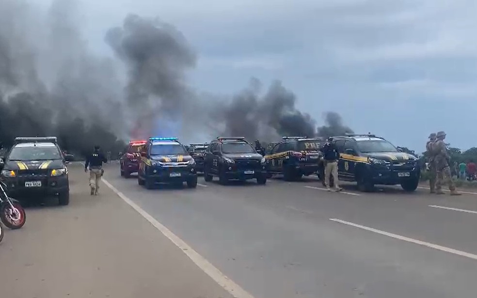 Justiça determina desbloqueio das rodovias interditadas por bolsonaristas em Goiás | Goiás | G1