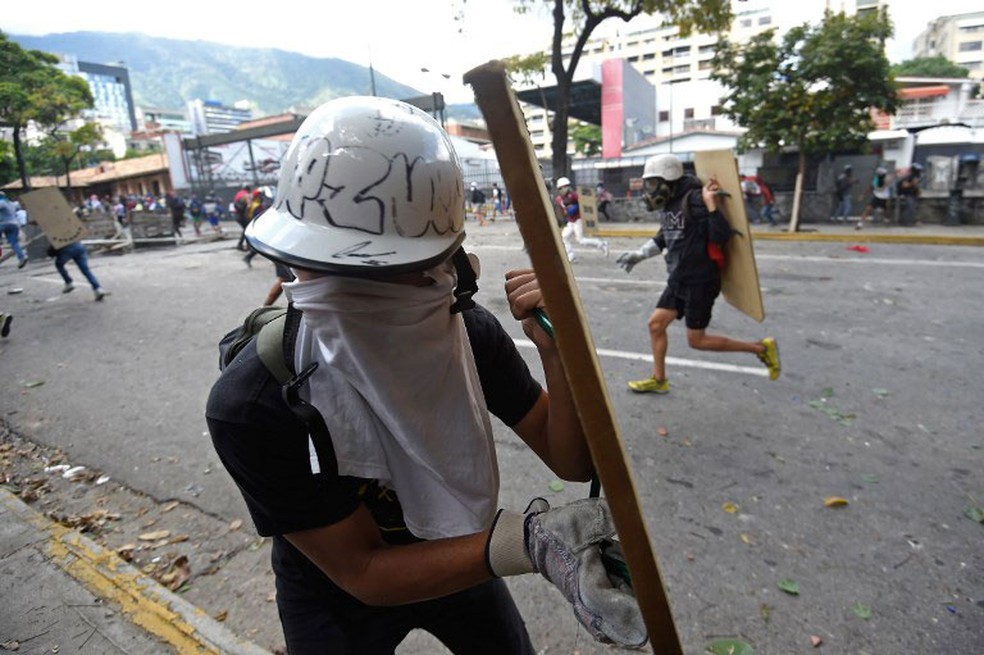 Ativista participa de greve geral de 48 horas em Caracas, na Venezuela, na quinta-feira (27)  (Foto: Juan Barreto / AFP)