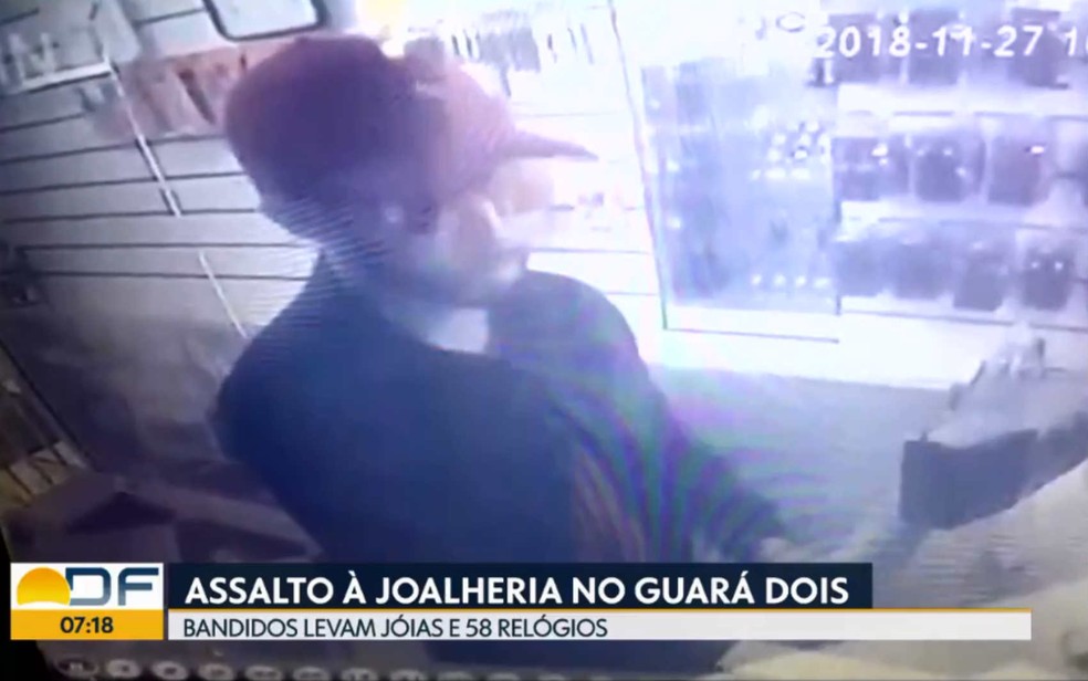 Câmera de segurança mostra suspeito de assaltar loja no Guará II, no DF — Foto: TV Globo/Reprodução
