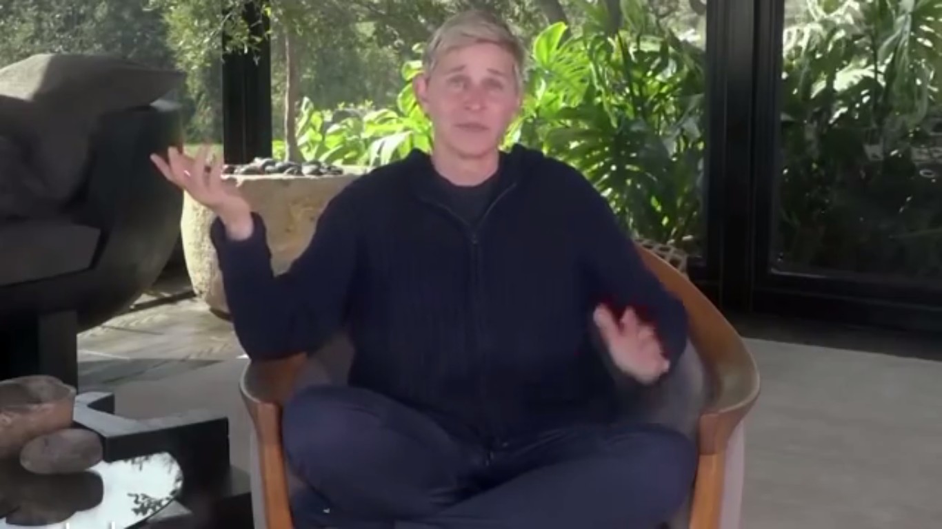 A atriz e apresentadora Ellen DeGeneres no vídeo no qual faz a piada comparando a quarentena em sua mansão a uma prisão (Foto: Reprodução)