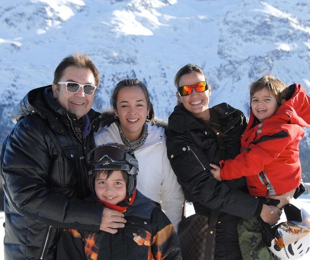 Faustão com a mulher Luciana Cardoso e os três filhos (Foto: Reprodução/Instagram)