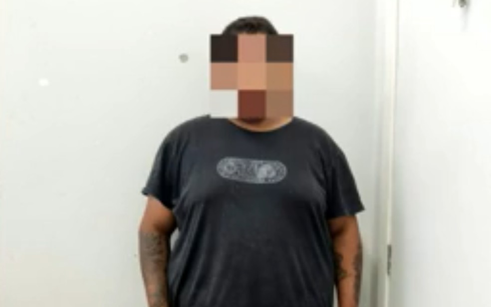 Foto mostra jovem preso suspeito de furtar R$ 60 mil em cheques em mercado que trabalhava em Goiânia, Goiás — Foto: Divulgação/Polícia Civil