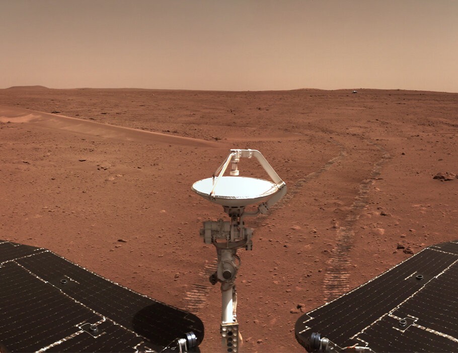 Rover chinês Zhurong olhando para o módulo de pouso em Marte  (Foto: CNSA)