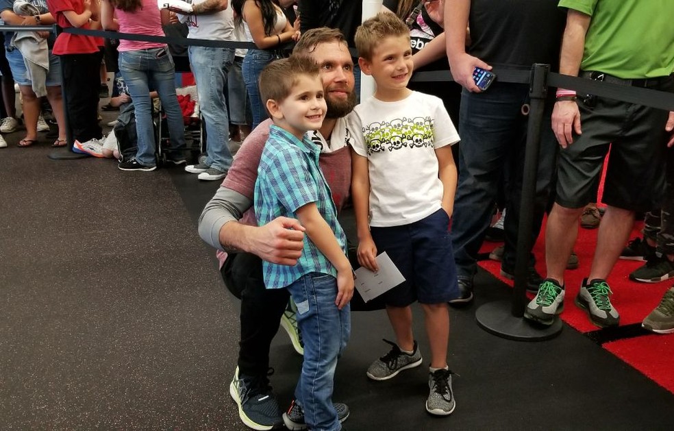 Jeremy Stephens posa com crianças no treino aberto do UFC Orlando (Foto: Raphael Marinho)