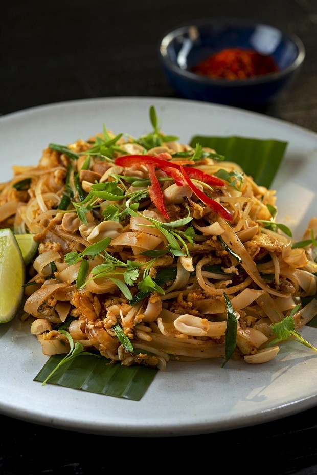Receita de pad thai: prato tailandês tem macarrão de arroz frito e ovos (Foto: Landau / Divulgação)