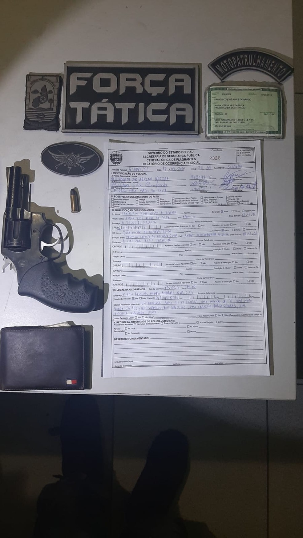Arma de fogo calibre 32 foi encontrada com os homens no Bairro Vale quem Tem — Foto: Divulgação/Polícia Militar
