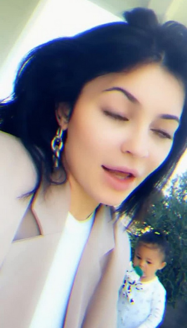 Um frame do vídeo de Kylie Jenner com a participação especial inesperada da filha dela, Stormi (Foto: Instagram)