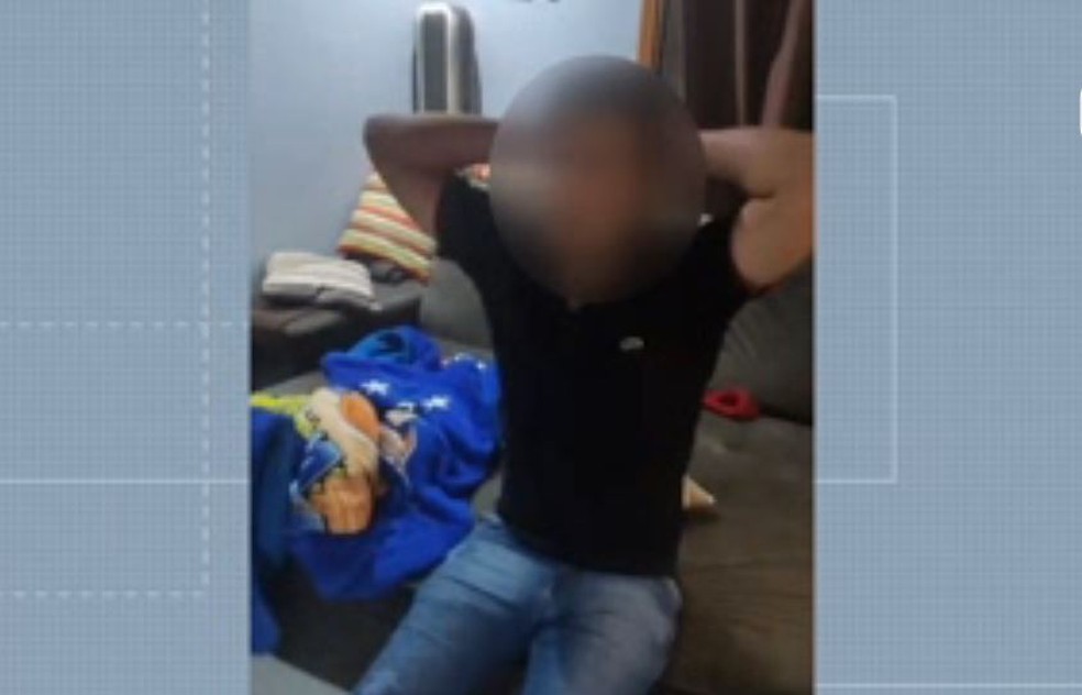 Homem se entregou &agrave; pol&iacute;cia ap&oacute;s exigir que moradores feitos ref&eacute;ns fizessem transmiss&atilde;o pela internet &mdash; Foto: Reprodu&ccedil;&atilde;o/RPC