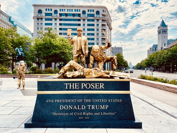 Estátua que satiriza momentos de Donal Trump em 2020 (Foto: Reprodução Trump Statue Initiative)
