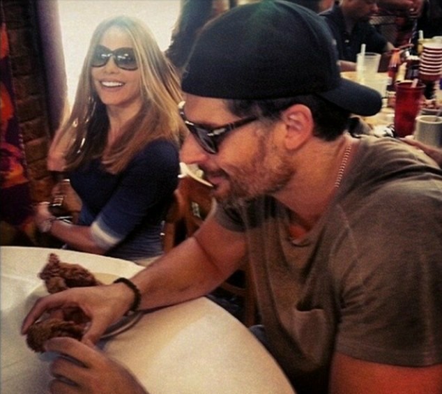 Sofía Vergara e Joe Manganiello almoçando juntinhos. (Foto: Instagram)