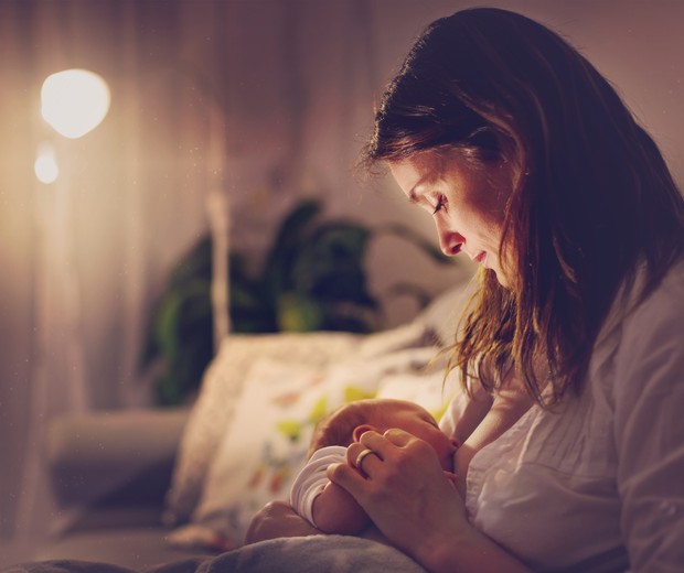 Mãe amamentando à noite (Foto: Getty Images)