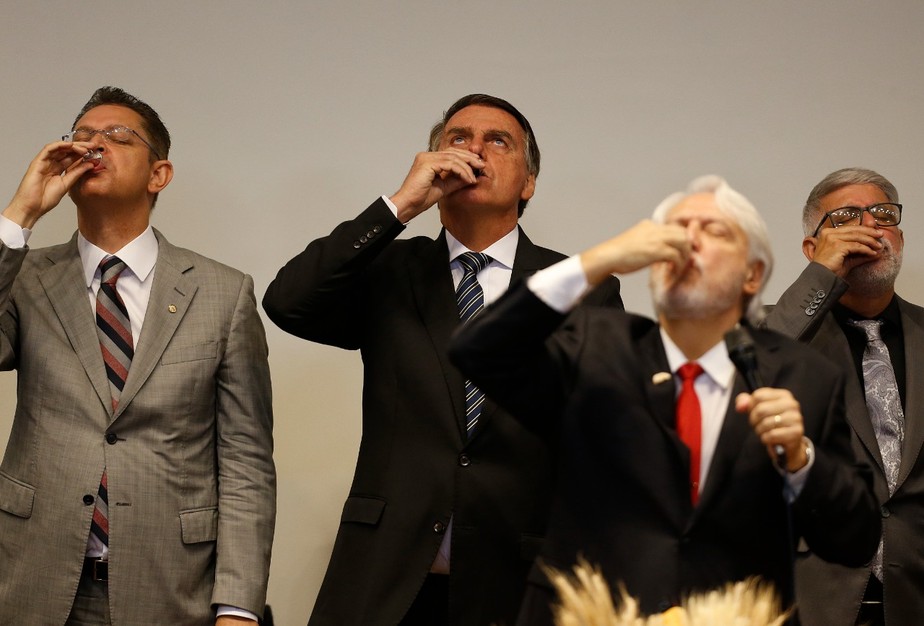 Jair Bolsonaro, presidente da República participa do cerimônia de Santa Ceia da frente parlamentar evangélica. Ao lado deputados Juanribe Pagliarin, Sóstenes Cavalcante e o pastor Claudio Durarte.