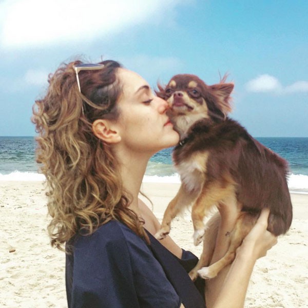 Isabelle Drummond posa com o cachorrinho (Foto: Reprodução/Instagram)