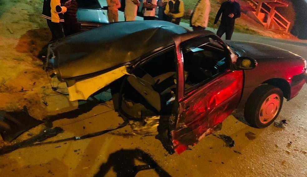 Carro ficou partido ao meio em colis&atilde;o em Itatiba &mdash; Foto: Arquivo pessoal