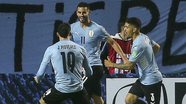 Jogadores do Uruguai comemoram o gol de Gaston Pereiro contra o Equador