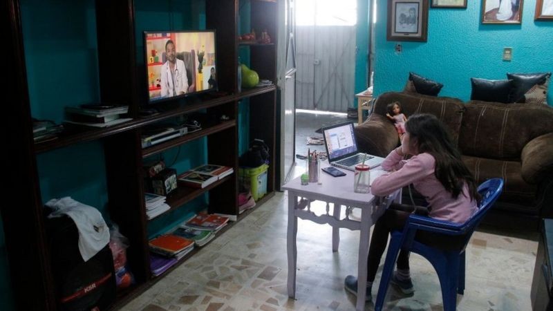 BBC - No final de agosto, o governo mexicano introduziu um programa de aulas pela TV (Foto: Getty Images via BBC)
