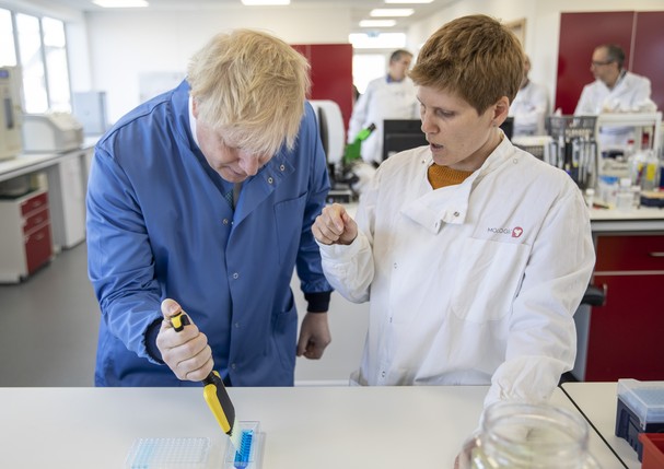 BEDFORD, ENGLAND - MARCH 06: Prime Minister Boris Johnson visits the Mologic Laboratory in the Bedford technology Park on March 06, 2020 in Bedford, England. The Prime Minister is announcing a £46 million funding package to help UK scientists develop test (Foto: Getty Images)