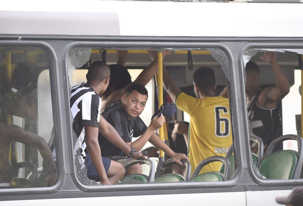 Torcedores do Botafogo foram detidos ap&oacute;s confus&atilde;o na Avenida Brasil &mdash; Foto: Andr&eacute; Dur&atilde;o/GloboEsporte.com