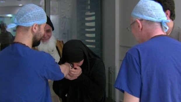 Com suas filhas finalmente separadas, Zainab agredeceu os médicos emocionada (Foto: BBC )
