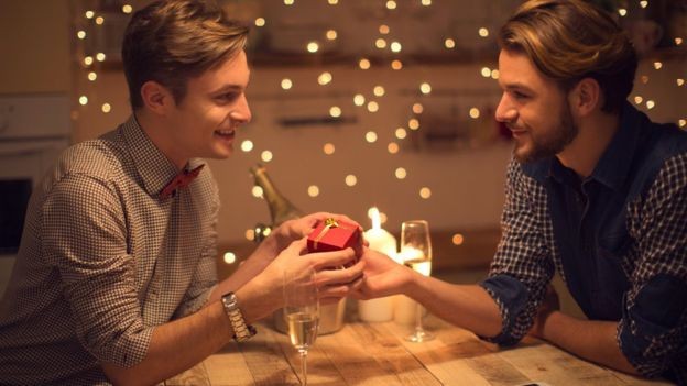 Com o incentivo à troca de presentes entre namorados, a data ajudou a aumentar as vendas do comércio em junho (Foto: Getty Images via BBC News Brasil)