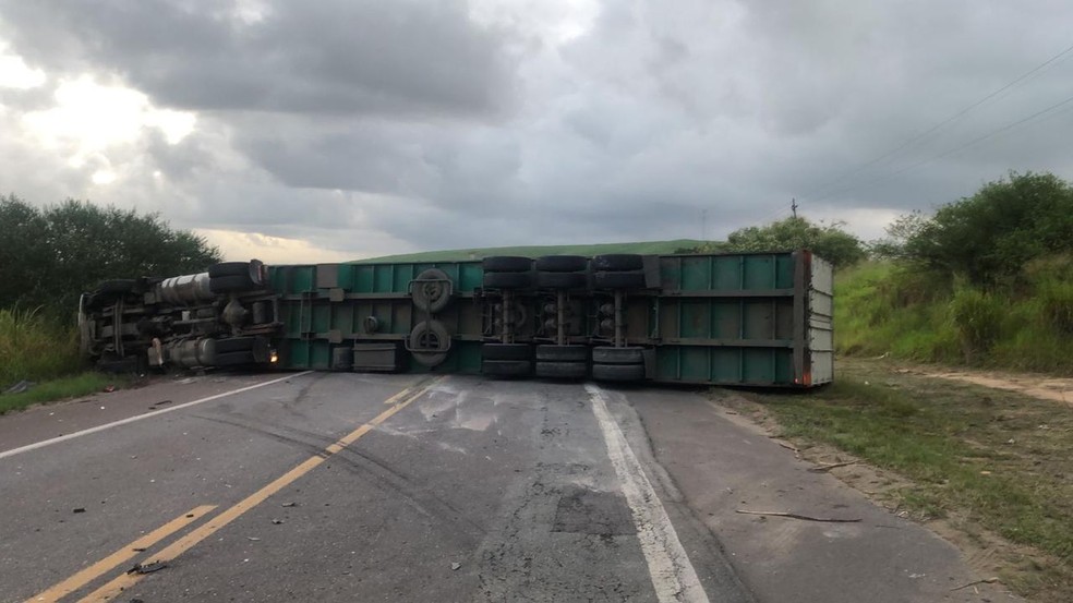 Trecho onde ocorreu o acidente está totalmente interditado — Foto: PRF/SE