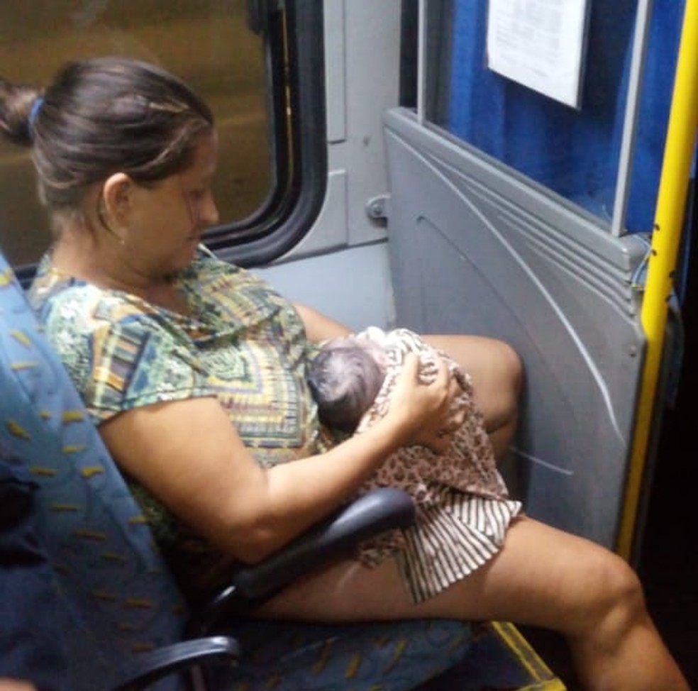 Mulher foi ajudada por um cobrador de ônibus e depois encaminhada para uma unidade hospitalar no Ceará — Foto: Arquivo Pessoal
