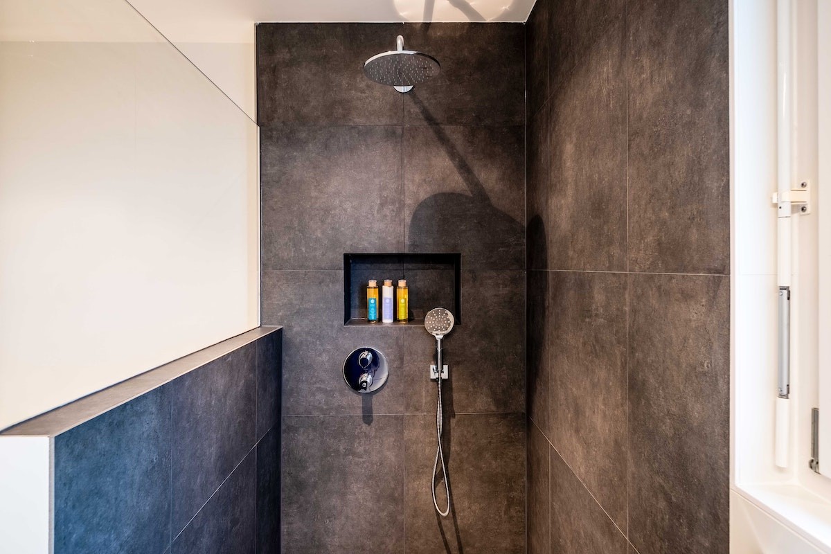 Nos banhos de ducha não é possível controlar a incidência de água (Foto: Unsplash / immo RENOVATION / CreativeCommons)