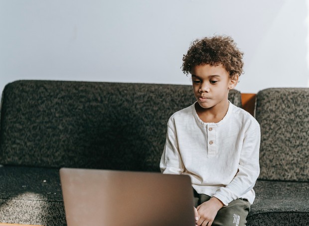 Imagem ilustrativa de menino em frente ao computador (Foto: Pexels)