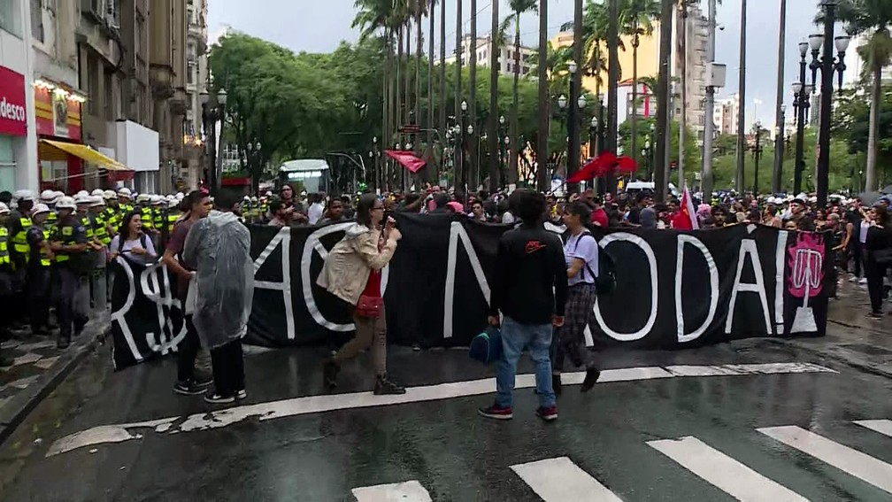 Manifestantes fazem segundo ato contra o aumento da tarifa do transporte público em SP — Foto: Reprodução/TV Globo