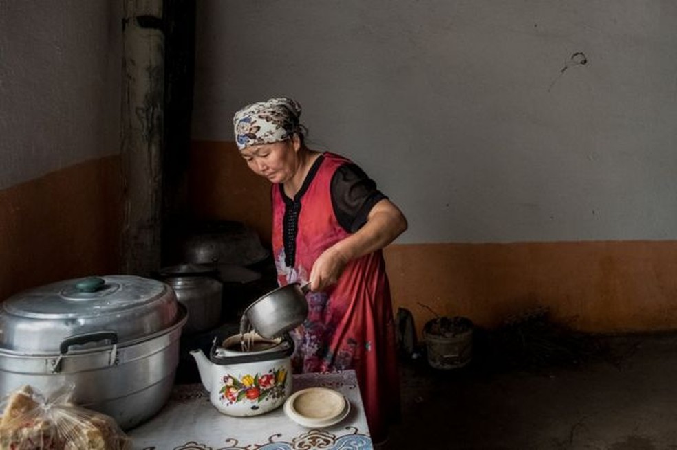 Gulzira Auelkhan faz chá em casa em sua vila. Ela foi detida por 18 meses — Foto: Getty via BBC