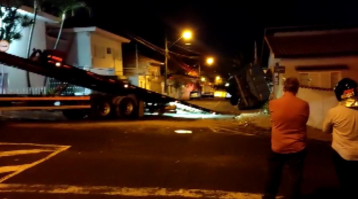 Caminhão desgovernado destrói muro de casa e escola de inglês em Franca, SP
