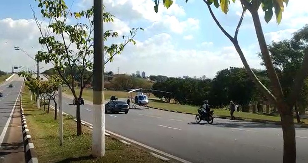 Helic&oacute;ptero &Aacute;guia, da PM, socorreu homem de 26 anos para o HC ap&oacute;s acidente no distrito de Sousas, em Campinas &mdash; Foto: Sergio Babenko