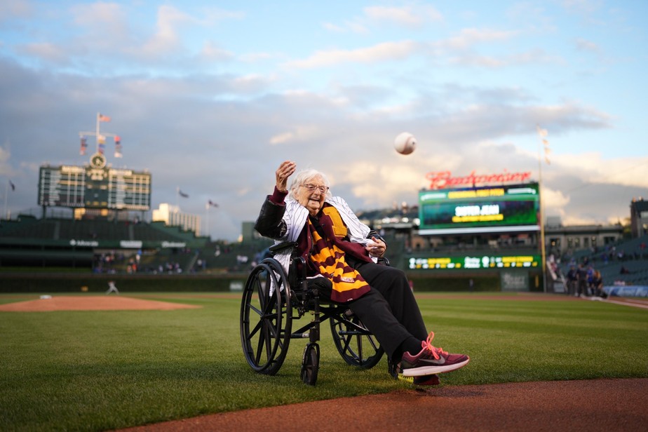 Fã de esportes universitários, freira de 103 anos faz primeiro arremesso em partida de baseball