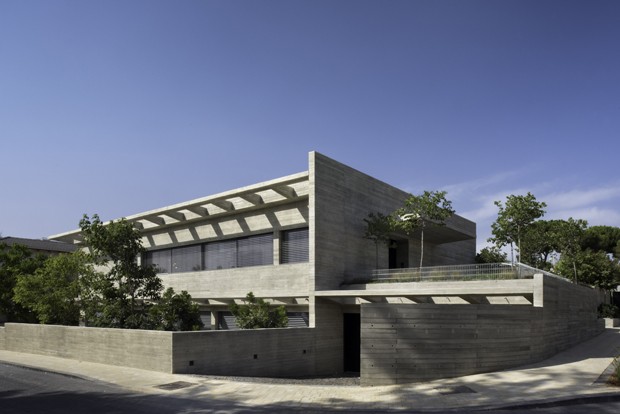 Casa de concreto em Israel camufla segundo andar com estética minimalista (Foto: Omri Amsalem/Divulgação)
