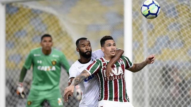 Luciano e Marcão disputam a bola: times apresentaram futebol pobre no Maracanã
