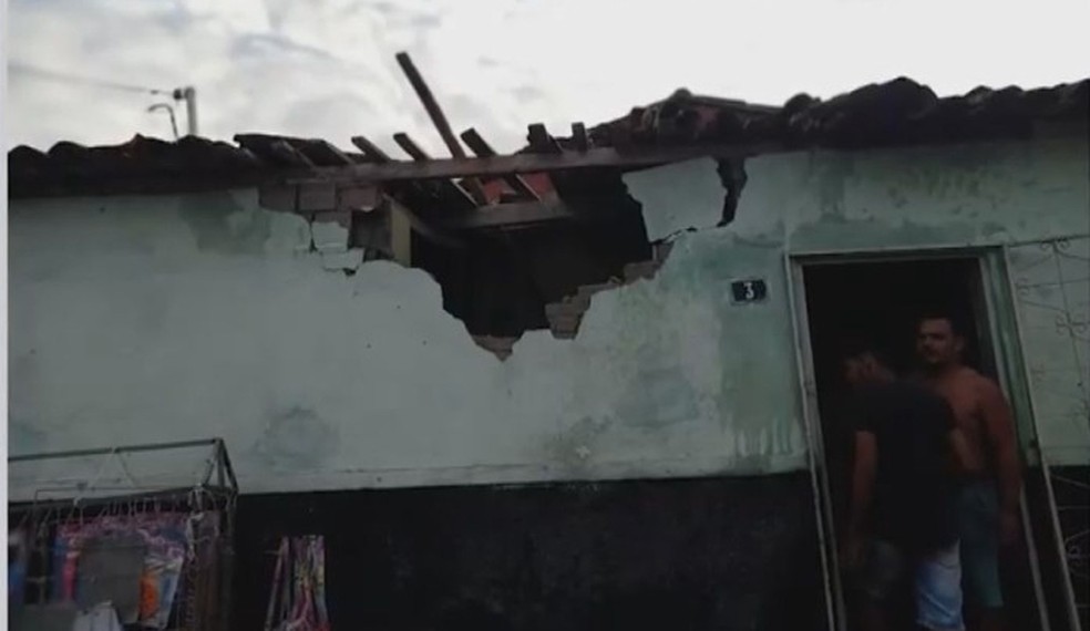 Compressor de ar explode, faz buraco em parede de casa e 'voa' cerca de 50 metros no sul da Bahia — Foto: Reprodução/TV Santa Cruz