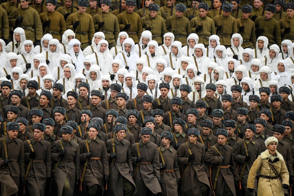 Militares russos vestidos com uniformes históricos ensaiam para um desfile na Praça Vermelha, em Moscou, em 2019 — Foto:  Kirill Kudryavtsev/AFP 