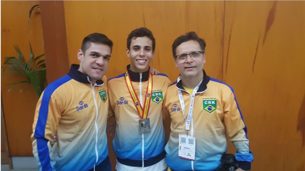 André com o treinador e o pai em Tenerife (Foto: Divulgação)