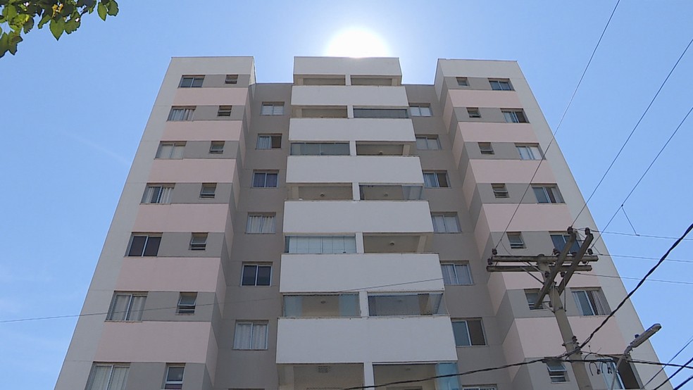 Prédio onde a menina de 10 anos caiu do 9º andar, em Belo Horizonte — Foto: Reprodução/TV Globo