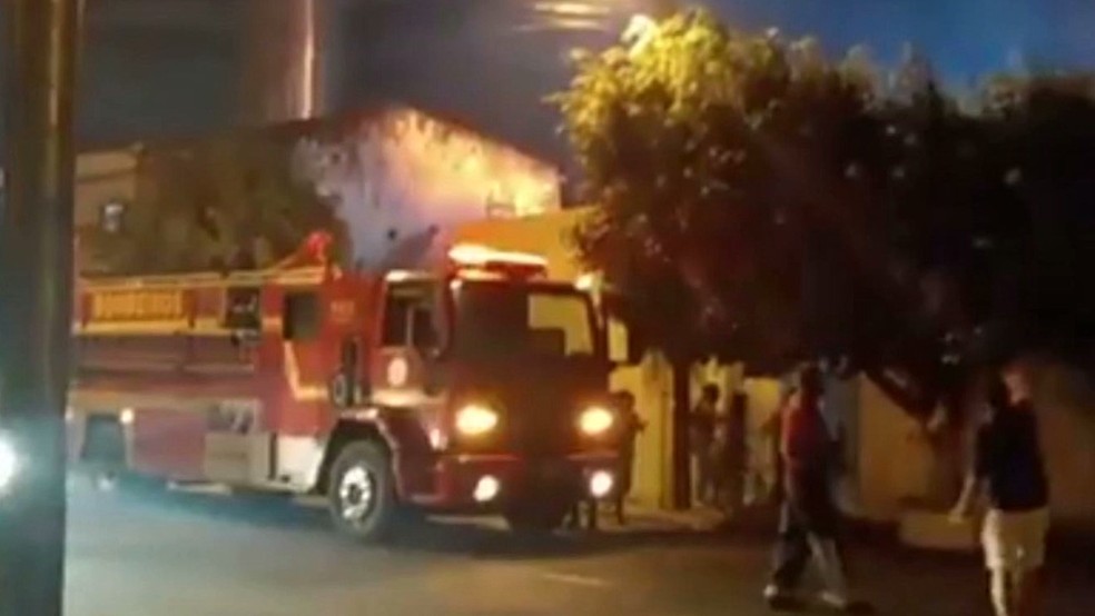 Incêndio foi registrado por moradores que se assustaram com as chamas, em Campina Grande — Foto: Reprodução/TV Paraíba