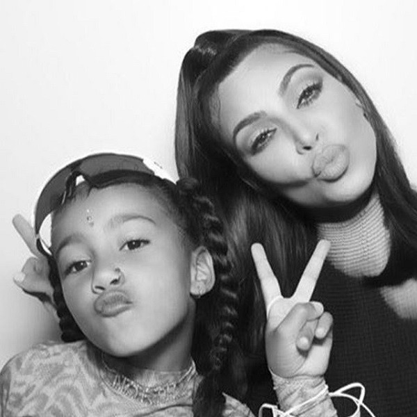 A socialite Kim Kardashian em foto com a filha North, usando um piercing de mentira no nariz (Foto: Instagram)