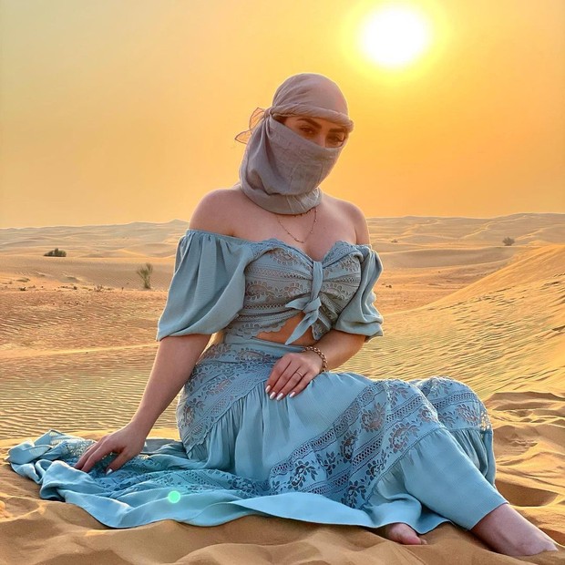 Naiara Azevedo usa lenço e roupa cigana em fotos no deserto (Foto: Reprodução/Instagram)