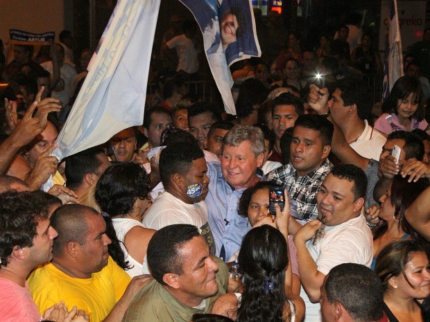 Artur comemora com eleitores e correligionários na sede do TRE-AM (Foto: Frank Cunha/G1 AM)