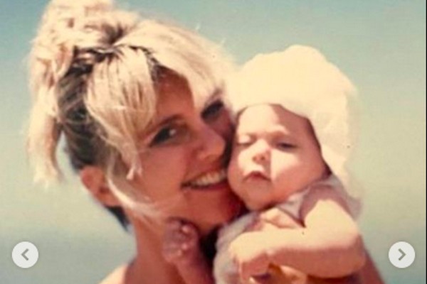 A atriz e cantora Olivia Newton-John (1948-2022) com a filha, Chloe Lattanzi (Foto: Instagram)