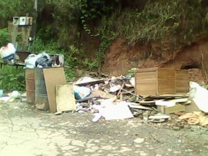 Moradores reclamam de lixo e entulhos no Bairro Borboleta (Foto: Alberto de Almeida Filho/VC no MGTV)