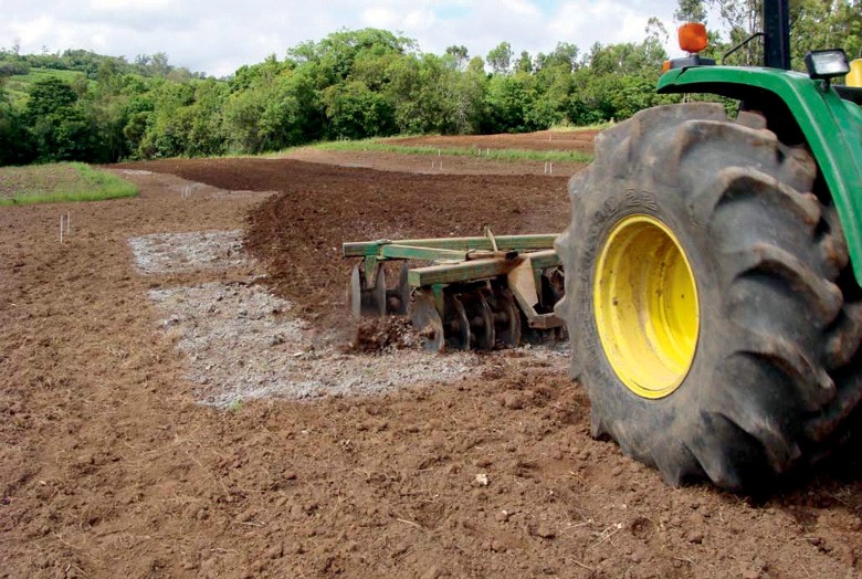 Aplicação de remineralizadores em área experimental da Embrapa (Foto: Embrapa/divulgação)