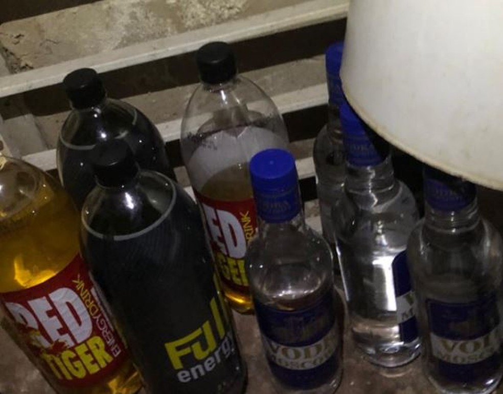 Bebidas alcoólicas foram apreendidas durante o flagrante — Foto: Polícia Militar 