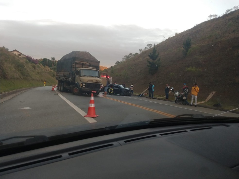 Acidente entre carro e caminhão deixa dois feridos na Raposo Tavares em São Roque — Foto: São Roque Notícias/Divulgação
