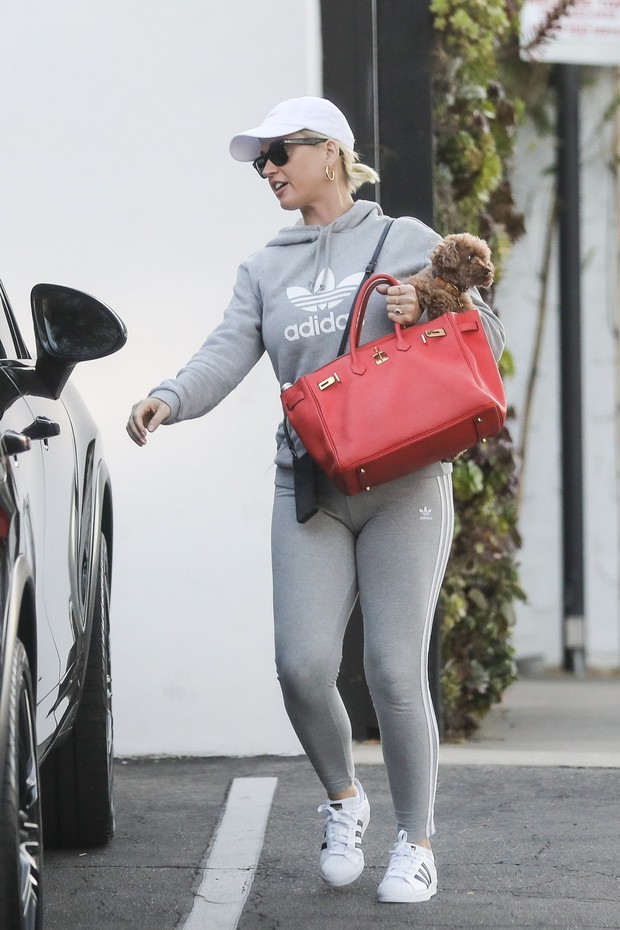 West Hollywood, CA  - *EXCLUSIVE*  - Pregnant Katy Perry leaves her office after a day at work. The singer had her puppy and her red purse in hand. Shot on 03/03/20.Pictured: Katy PerryBACKGRID USA 4 MARCH 2020 USA: +1 310 798 9111 / usasales@ (Foto: BACKGRID)