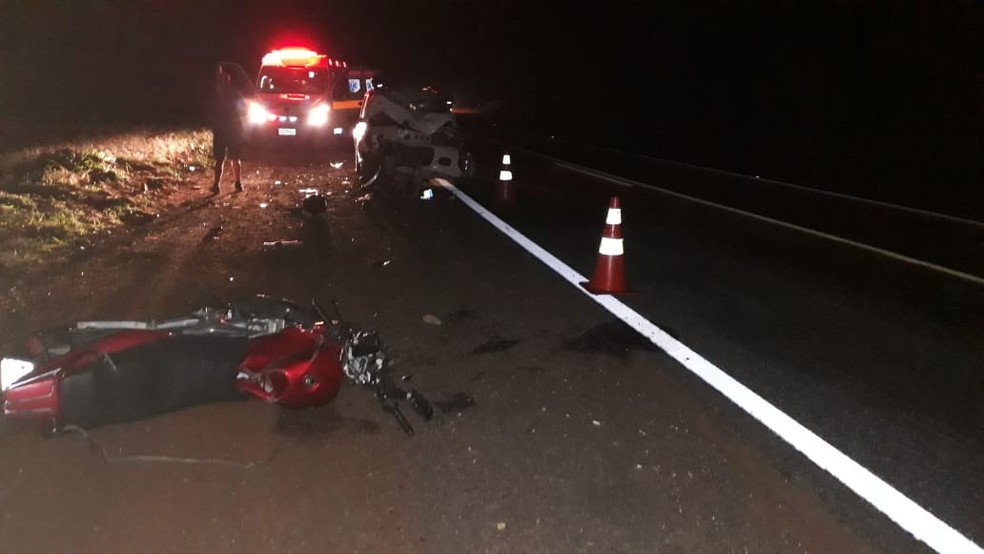 Pessoas ficam feridas em acidente entre carro e moto em Taquarituba &mdash; Foto: Arteris ViaPaulista/Divulga&ccedil;&atilde;o